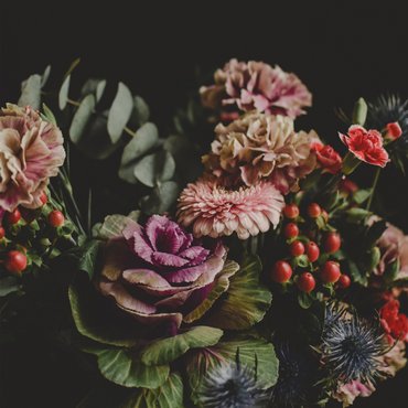 Blumenstauß auf dunklem Hintergrund
