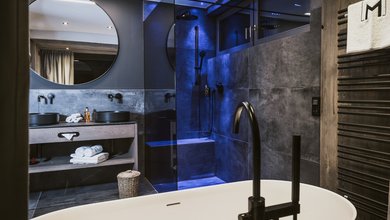 Bad in der Top of M Deluxe Suite mit Sauna im Hotel Margarethenstein