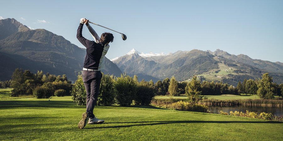 Mann beim Golf Spielen in Zell am See-Kaprun