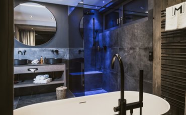 Bad in der Top of M Deluxe Suite mit Sauna im Hotel Margarethenstein
