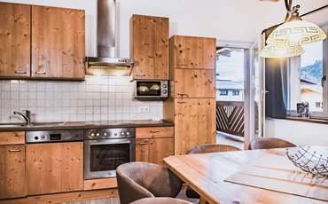 Küche und Wohnbereich im Apartment Typ C mit privater Sauna im Margarethenstein